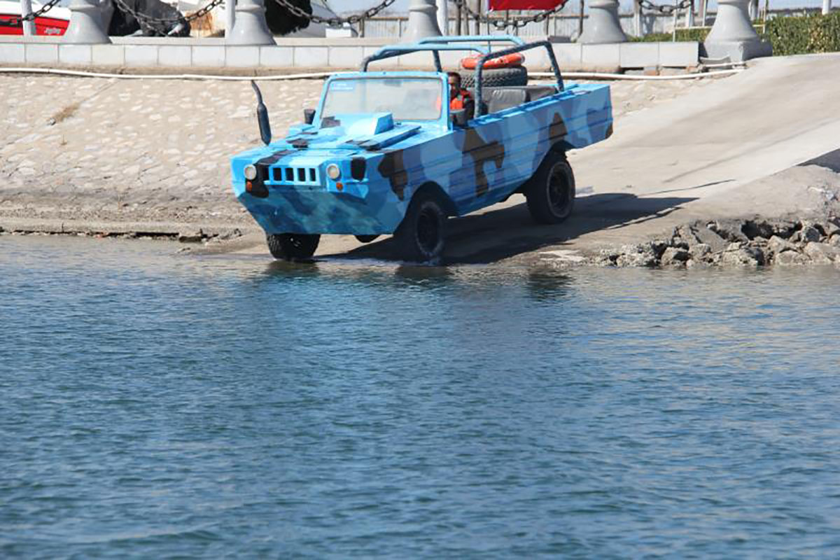 夏のレジャーで乗りたい！イギリス生まれの水陸両用車